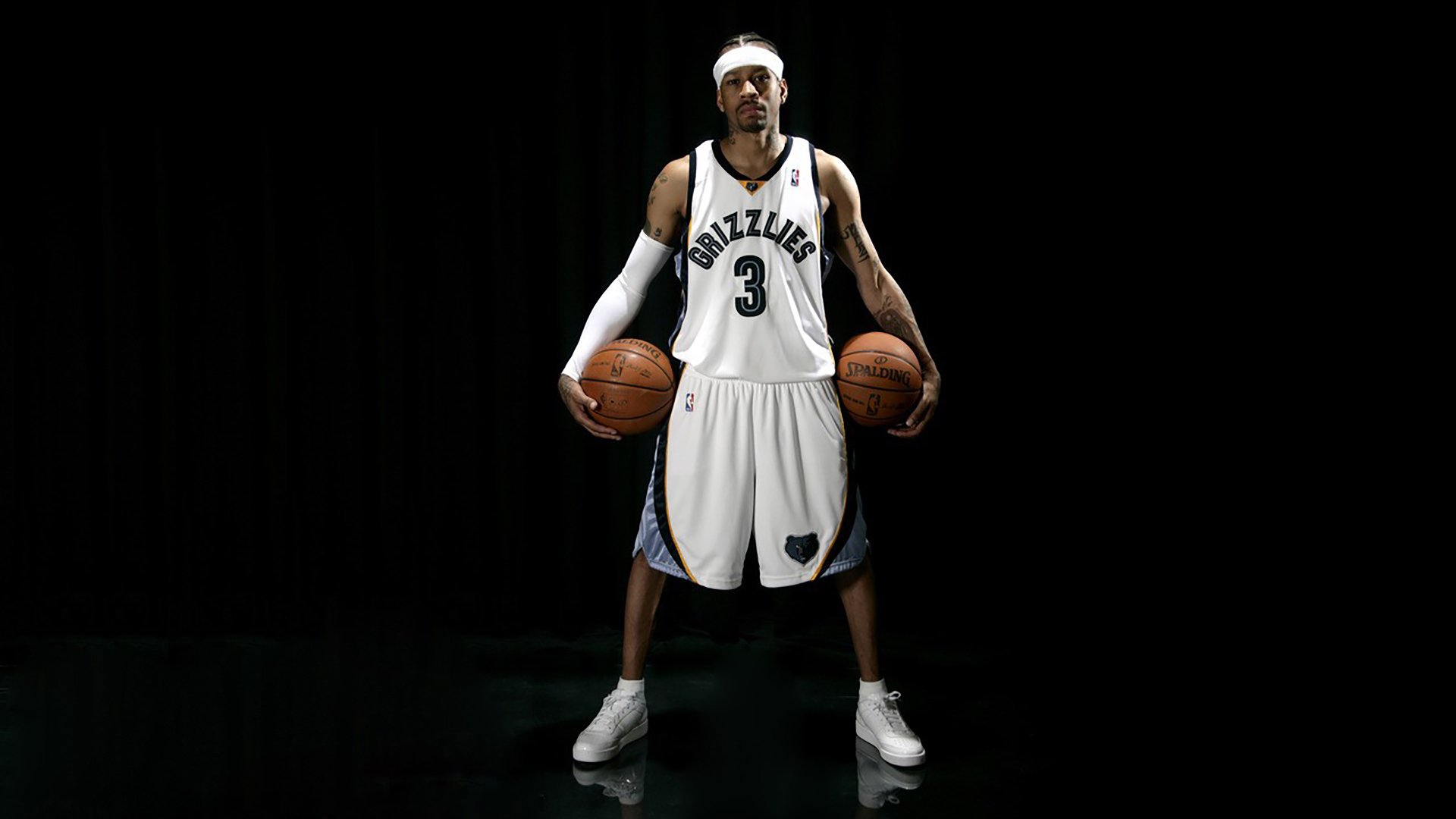 “高新体育中心篮球赛：全场沸腾，精彩绝伦”